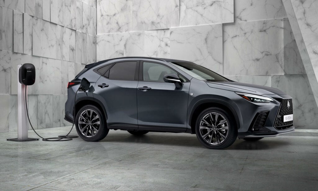 En grå Lexus CX-ovan laddades i en marmortom. (AI text)