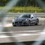 En bil kör på en bana. (AI text)