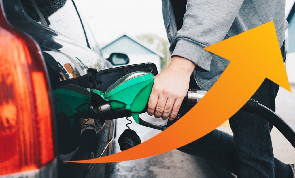 En man fyller på sin bil med bensin. (AI text)