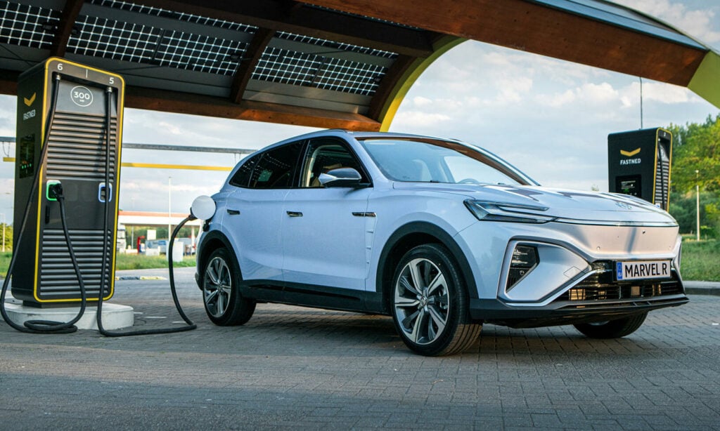 MG Marvel R står vid en 300 kW-laddare, men riktigt så snabb laddning ska vi inte räkna med eftersom det ska ta 30 minuter att ladda till 80 procent.