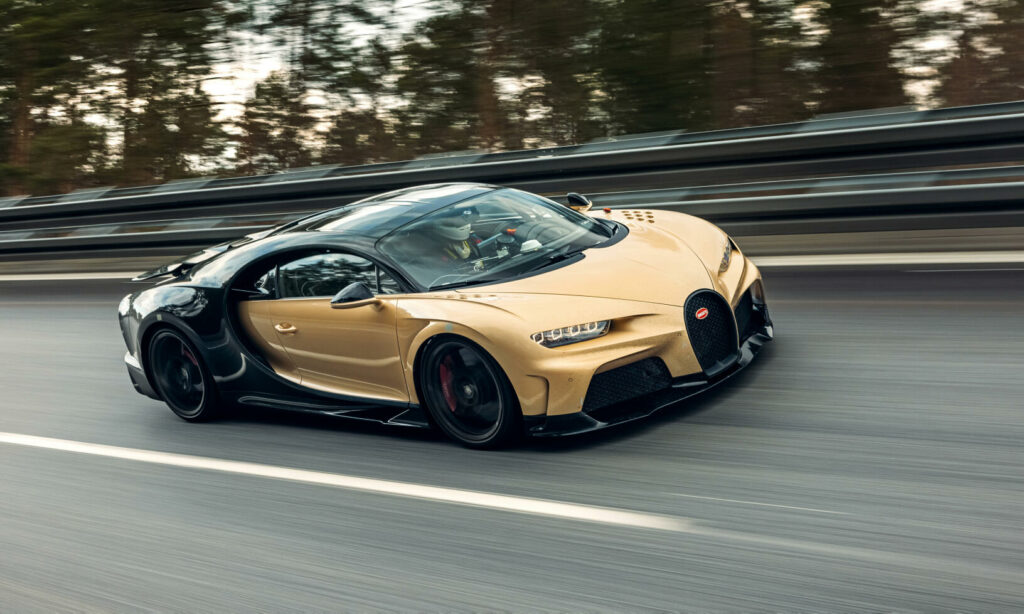 Bugattichiron kör ner vägen. (AI text)