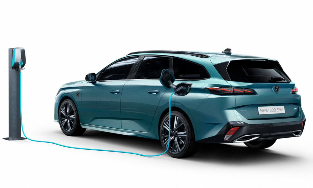 En grön elbil laddar på en elbilsladdstation. (AI text)