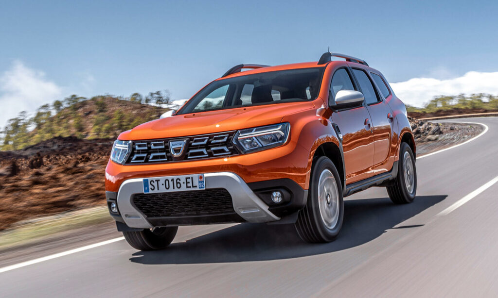 En ny Dacia-ovan driving nerför en bergsväg. (AI text)