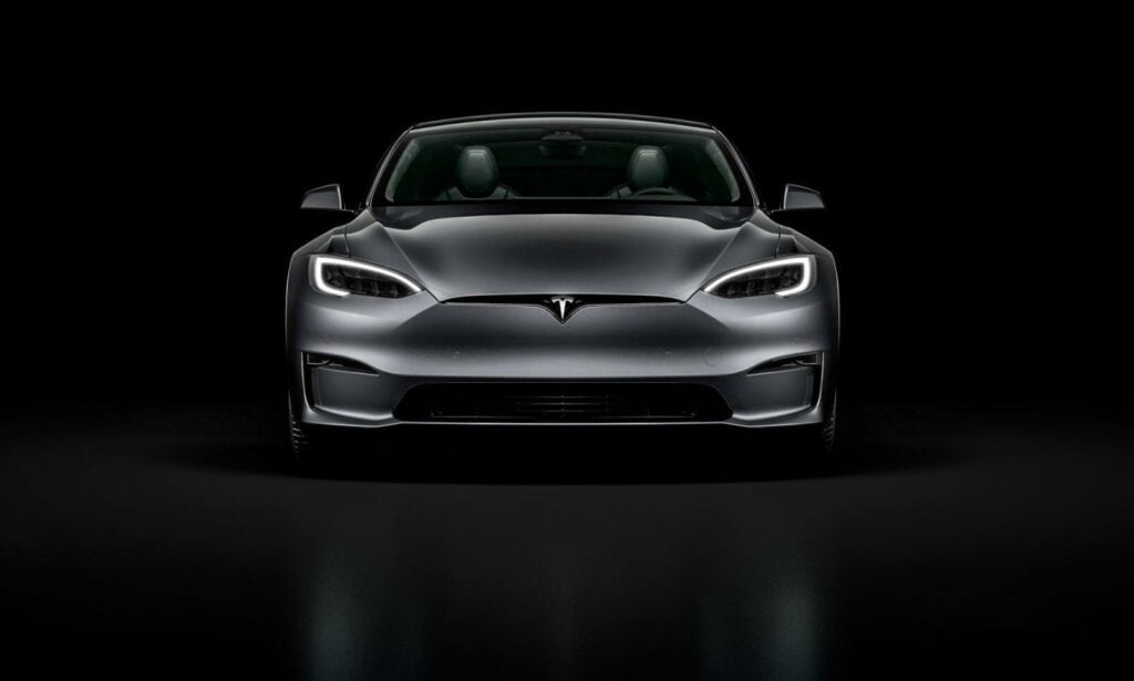Tesla Model Y i en mörk rummiljö (AI text)