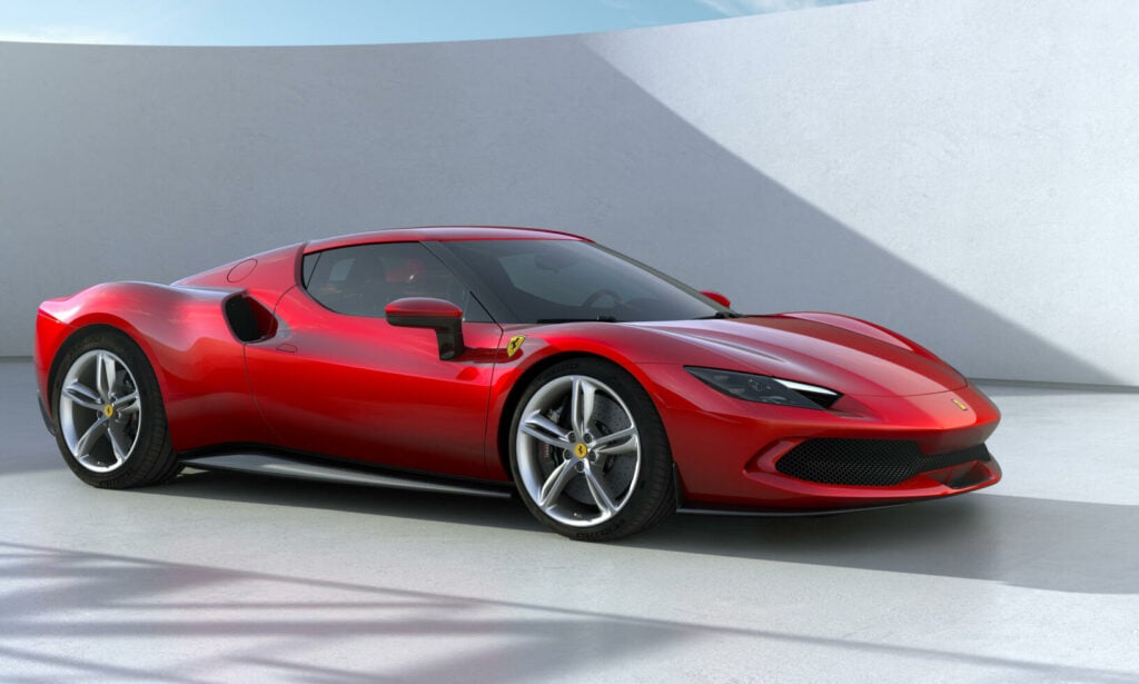 En röd Ferrari-sportbil parkerad i en parkeringsplats. (AI text)