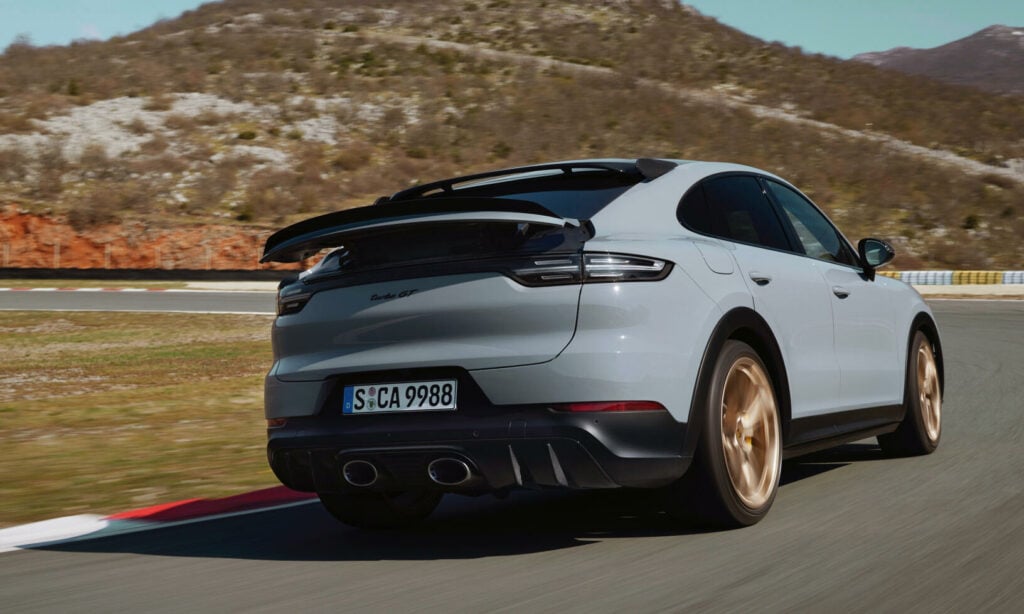 Porsche Macan kör på en bana. (AI text)
