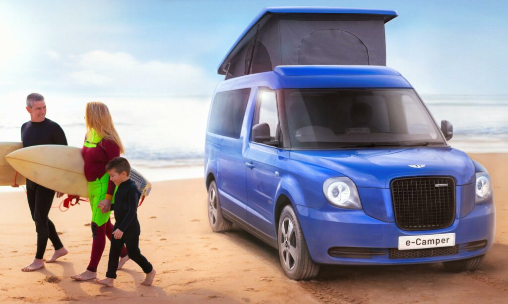 En familj står på stranden bredvid en blå minibuss. (AI text)