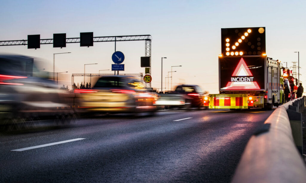 En trafikljus på en motorväg (AI text)