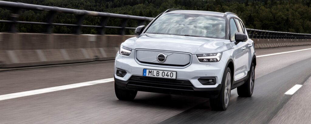 Det finns ännu inga officiella bilder på framhjulsdrivna XC40 Recharge, och Volvo själva väljer i dagsläget att använda bilder på denna fyrhjulsdrivna Recharge P8 i sin marknadsföring. Det kan betyda att de två kommer vara svåra att skilja på, givet samma utrustningsnivå.