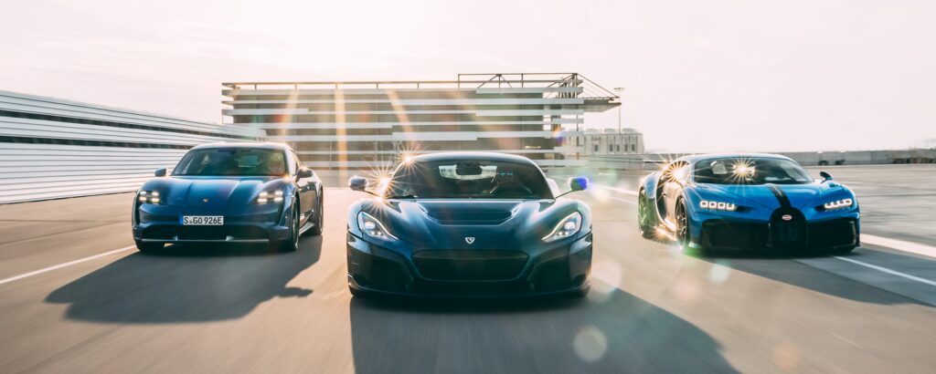 En grupp bilar på en racerbana. (AI text)