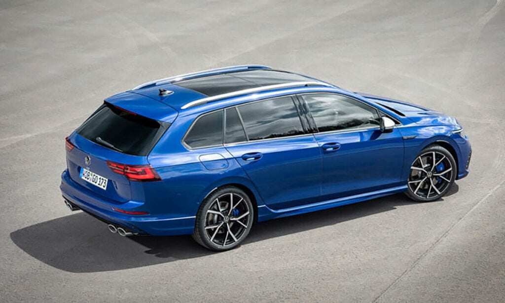 Volkswagen Passat kombi står parkerad på en parkeringsplats. (AI text)