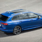 Volkswagen Passat kombi står parkerad på en parkeringsplats. (AI text)