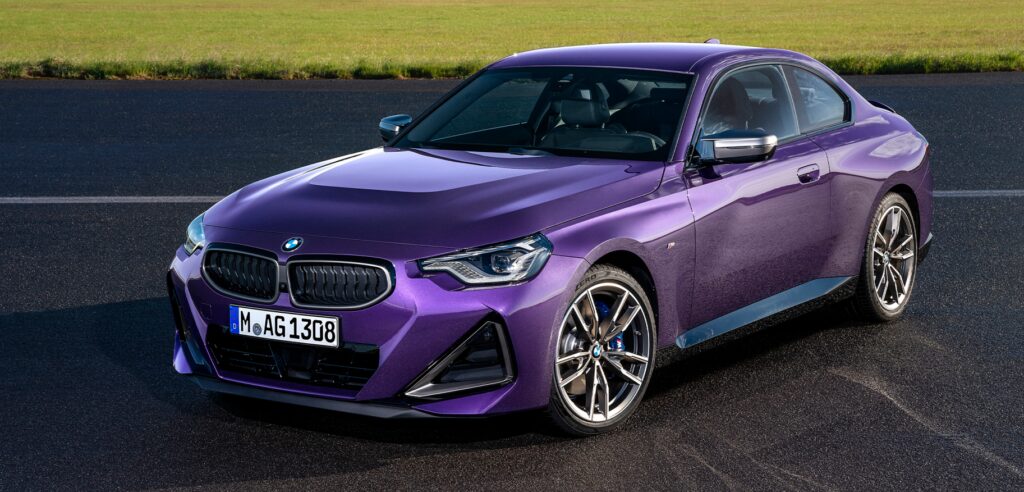 BMW M2 coupé i lila (AI text)