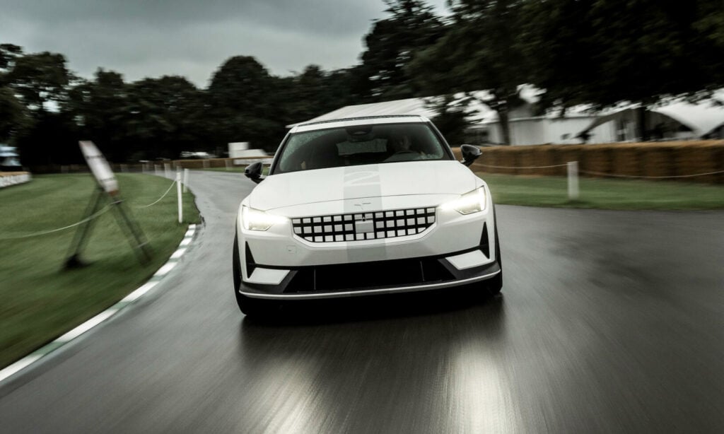 En Volvo XC90 SUV kör nedför en spårade väg. (AI text)