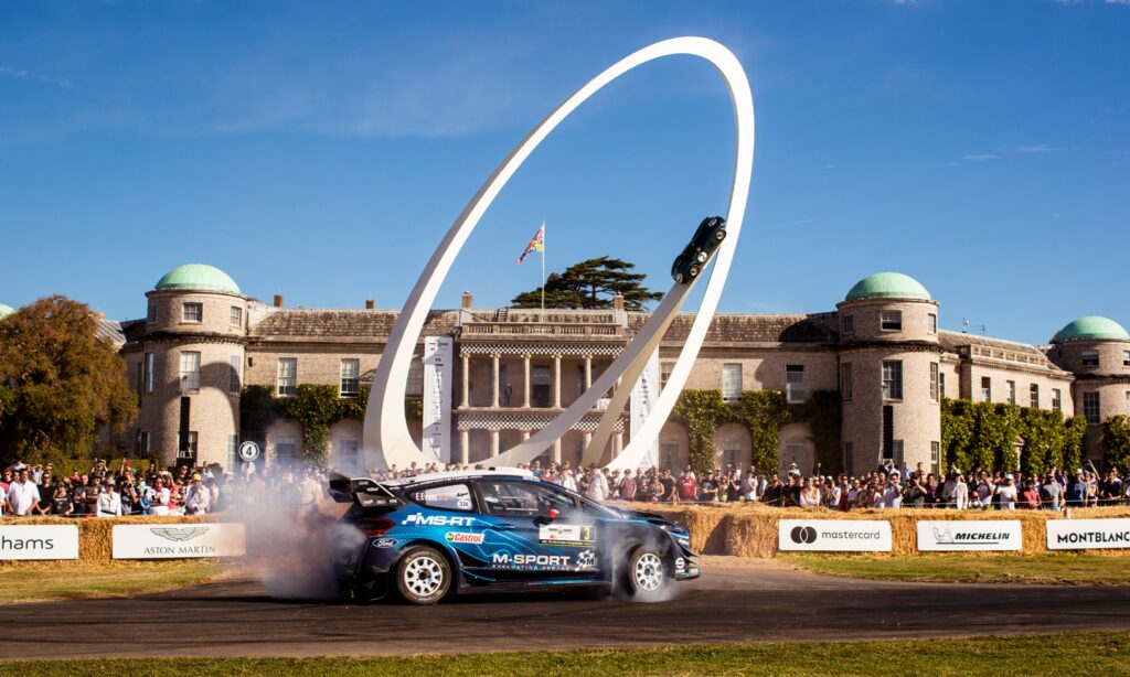 En bil kör runt en cirkelbana. (AI text)