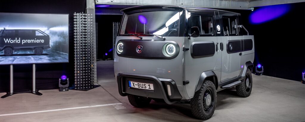 En bil står parkerad i en garage. (AI text)