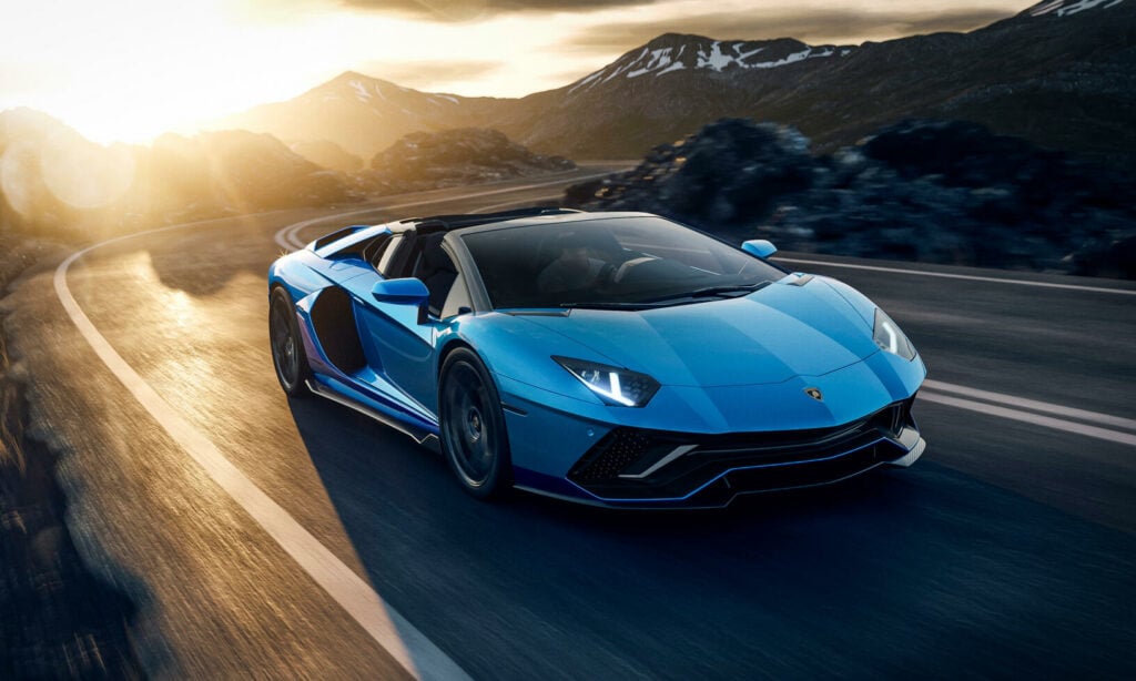 En Lamborghini Huracán GT S kör nerför en bergsväg. (AI text)