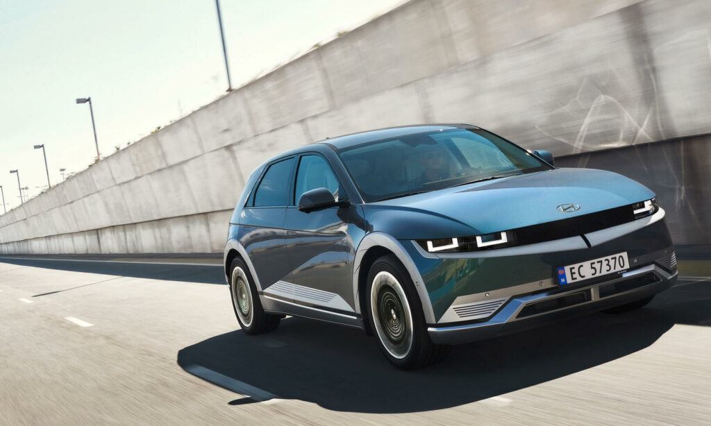 Den nya Volkswagen ID.4 kör ned på vägen. (AI text)