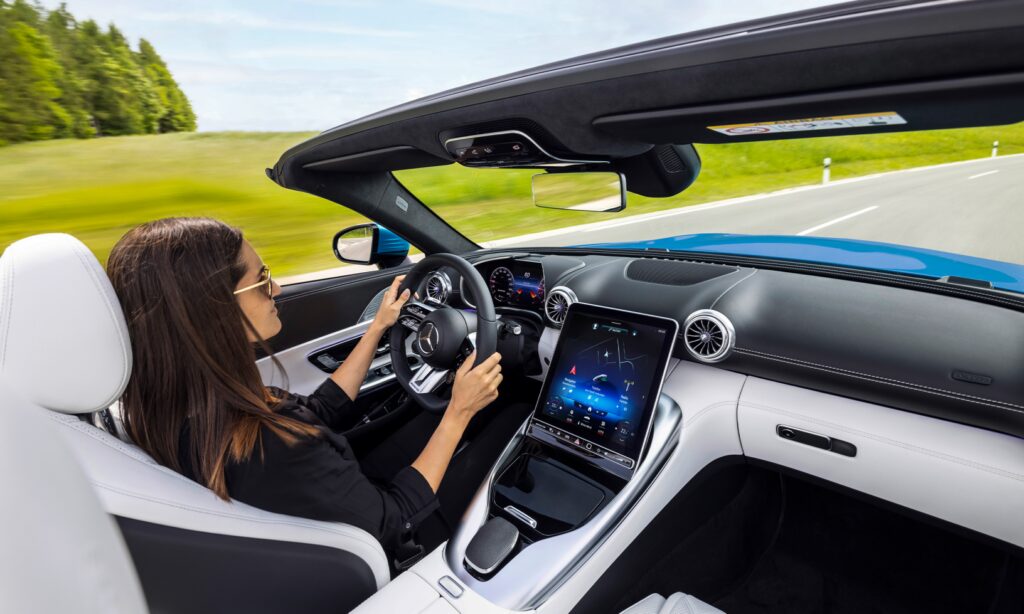 En kvinna kör en cabriolimousin. (AI text)