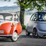 två små bilar parkerade bredvid varandra (AI text)