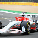 En Mercedes-Benz F1-bil kör nerför banan. (AI text)