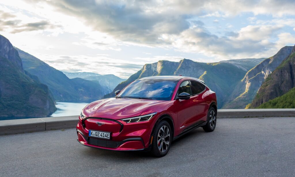 Ford verkar ha missat att ta höjd för vårt grannlands fjordlandskap. Något man däremot inte missat är att fota bilen i det. Foto: Ståle Lervik/Ford Norge.