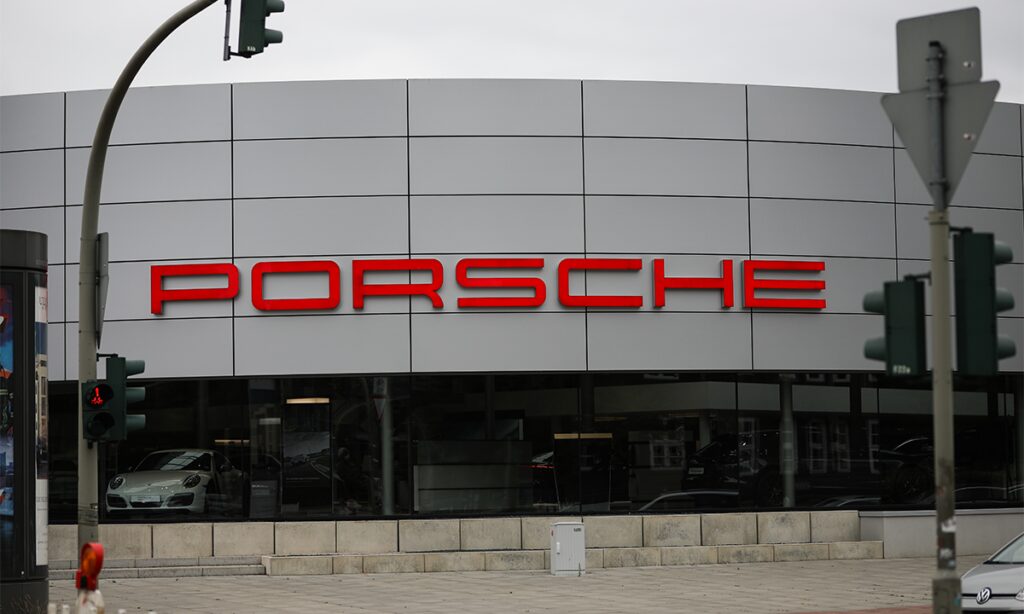 En Porsche-dealership i en stad (AI text)