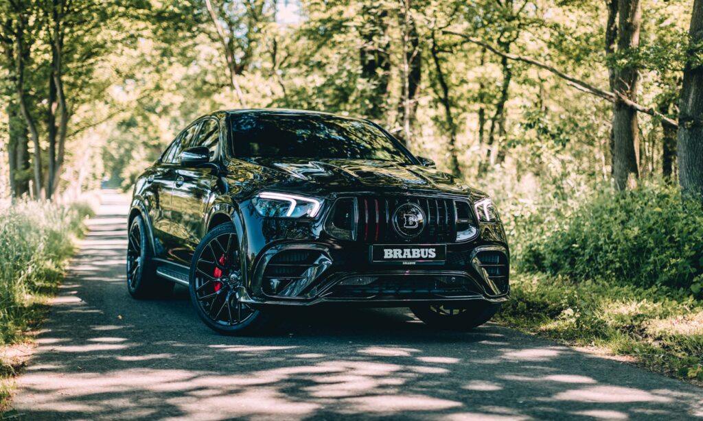 Mercedes-Benz GLE SUV parkerad i skogen (AI text)