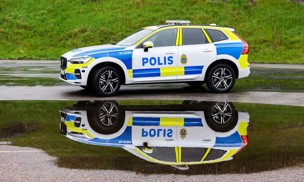 En polisbil parkerad i en pöl vatten. (AI text)