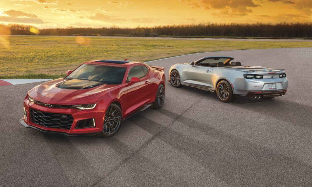 Kan GM vara på väg att ta fram en Camaro ”ZLE”? På bild: dagens värsting Camaro ZL1 med och utan tak.
