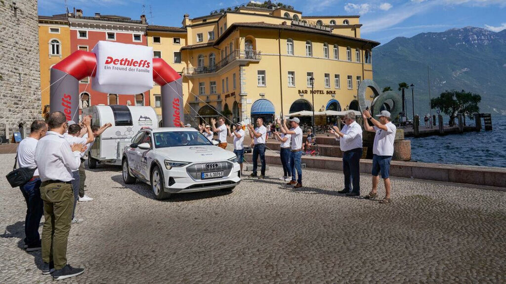 Testekipaget, en Audi e-Tron Sportback och Dethleff E-Home Coco, rullar i mål i Riva vid Gardasjön i Italien.
