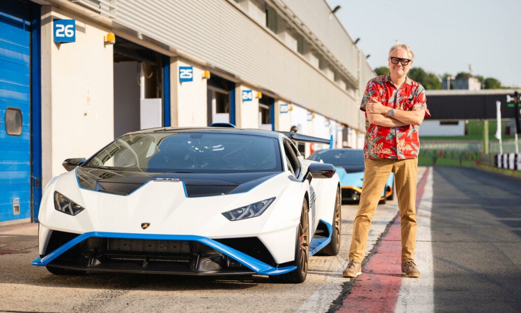 En man står bredvid en Lamborghini Huracán. (AI text)