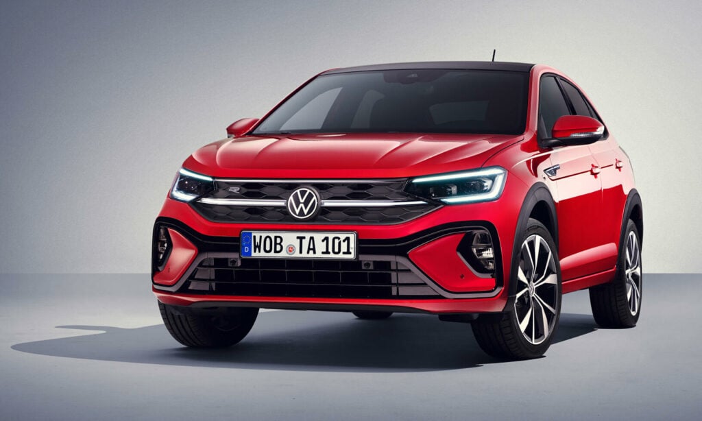 En röd Volkswagen T-Roc SUV i en studio miljö. (AI text)