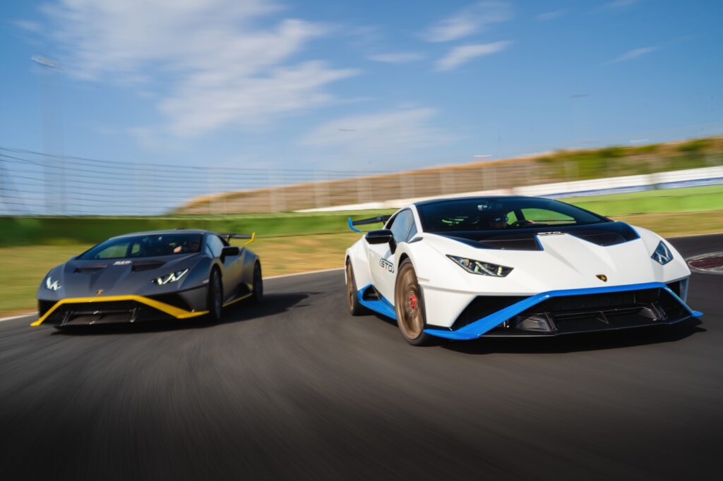 Två Lamborghini kör på en bana. (AI text)