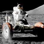 En man i rymddräkt kör en fordon på månen. (AI text)