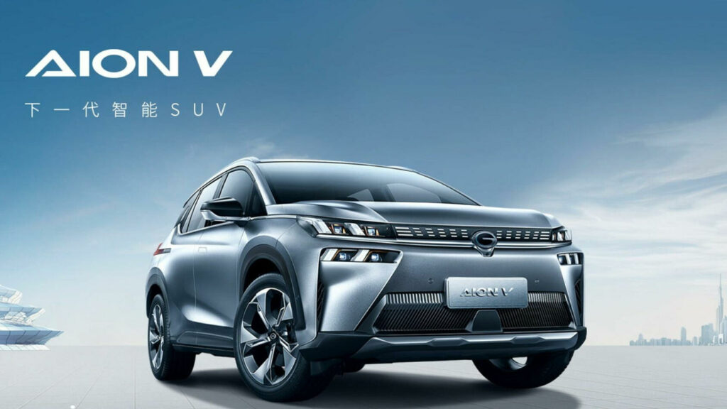 En ny bil visas i bilden. (AI text)