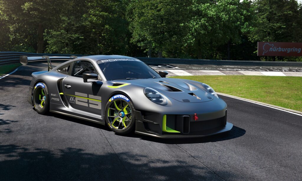 Led-framljusen på Porsche 911 GT2 RS Clusport 25 har samma design som tävlingsbilen 911 RSR. De gröna detaljerna är inspirerade av Manthey-Racings gröngula 911 GT3 R som regelbundet tävlar på Nürburgring.