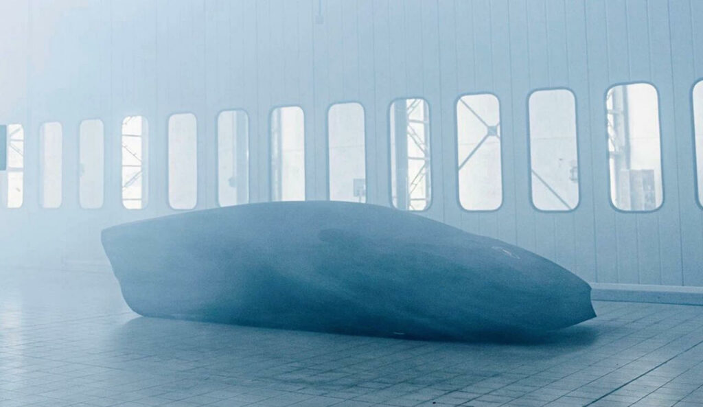 En bil i ett rum med en blå himmel. (AI text)