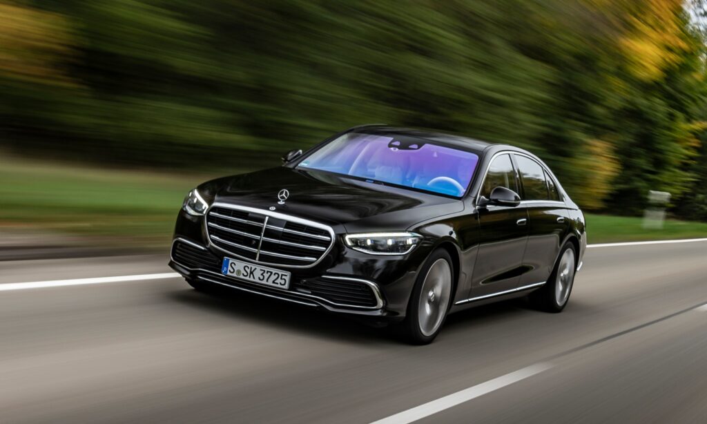 Nya Mercedes S-Klass, C-klass och EQS kan nu även meddela äldre Mercedes-bilar om hinder i vägbanan.