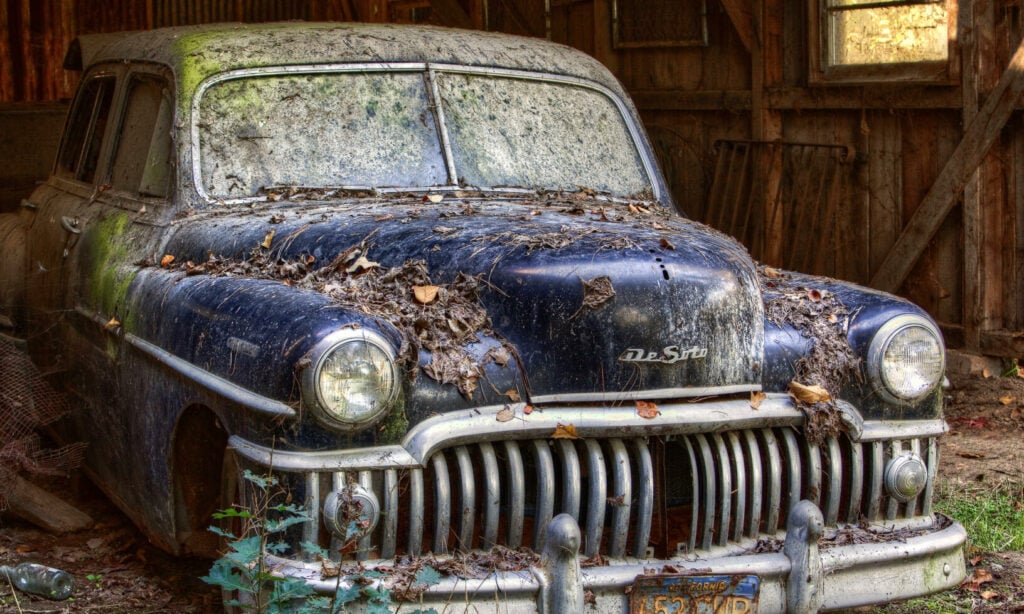 En gammal bil i en skur. (AI text)