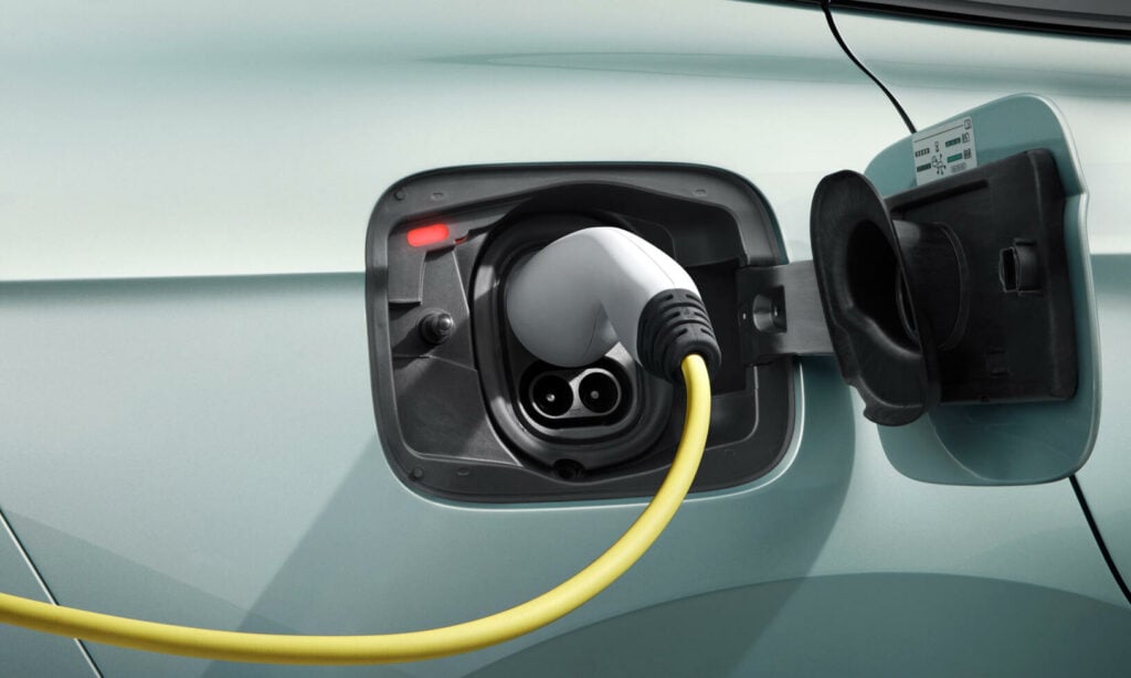 En bil är uppladdad i en elbilsladdare. (AI text)