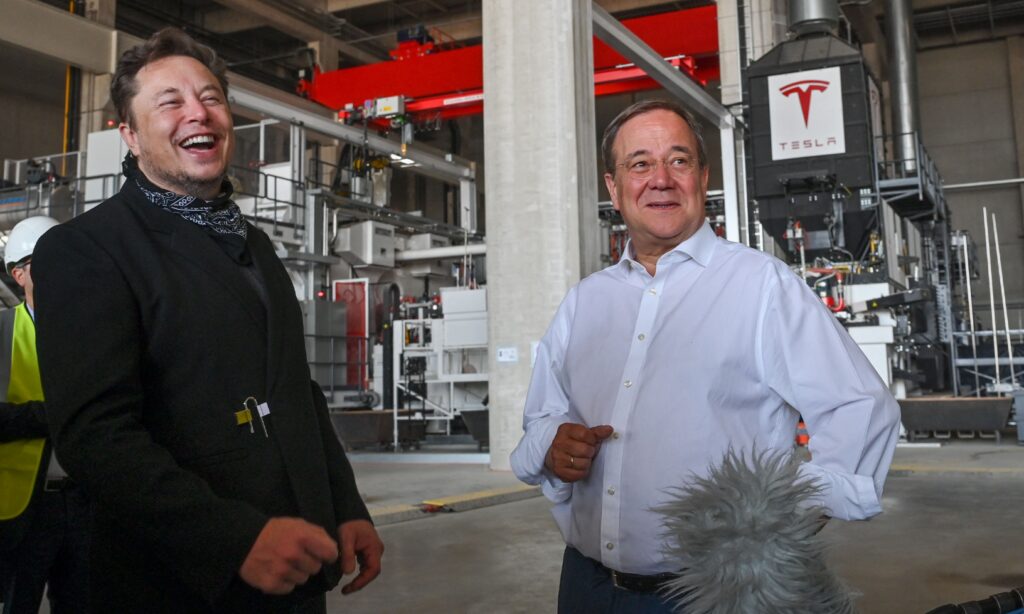 Teslas vd Elon Musk och de tyska kristdemokraternas partiledare Armin Laschet under besöket på Teslas Gigafactory i Grünheide nära Berlin.