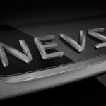 En bil med ordet nyheter på räcket. (AI text)