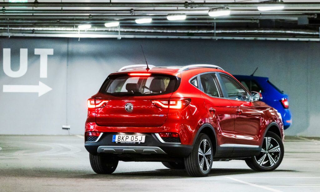 En röd SUV parkerad i en garageuppgång. (AI text)