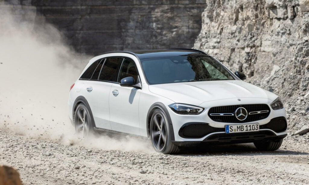 Mercedes GLC kör nedför en grusväg. (AI text)