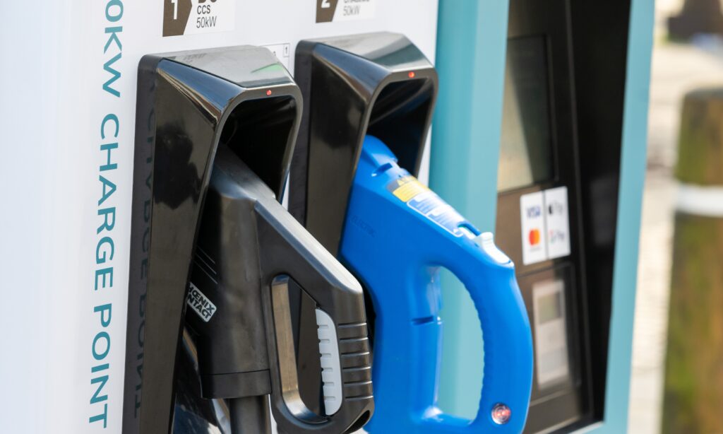 En bil är parkerad vid en bensinstation. (AI text)