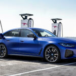 BMW i3 E30, en elätelektrisk bil, laddar på en laddstation. (AI text)