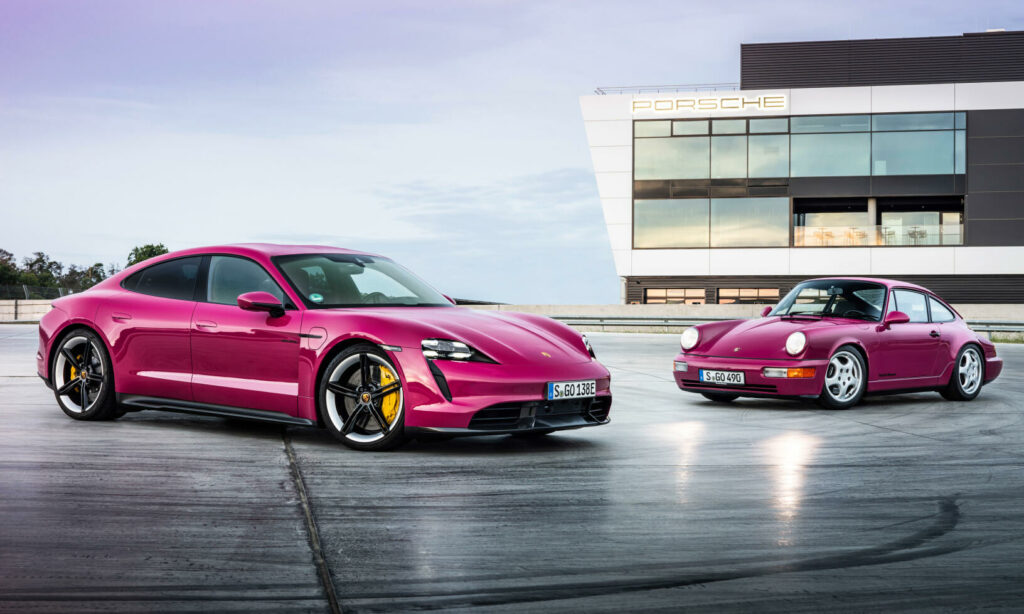 två rosa Porsche 911:or parkerade framför en byggnad (AI text)