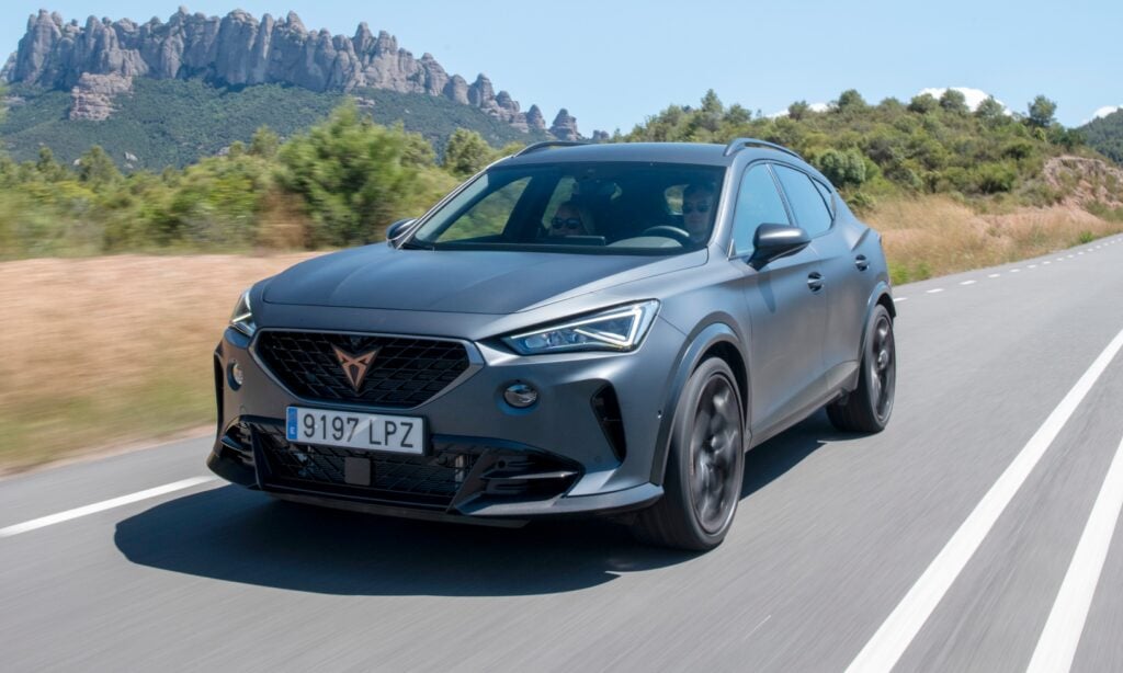 Den nya 2019 Audi A3 kör nedför en bergväg. (AI text)