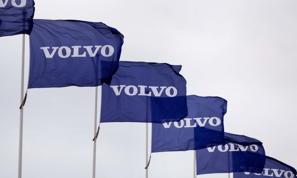 Volvo-logotyper fladdrar i vinden på Volvo-bilutställningen i Sverige. (AI text)